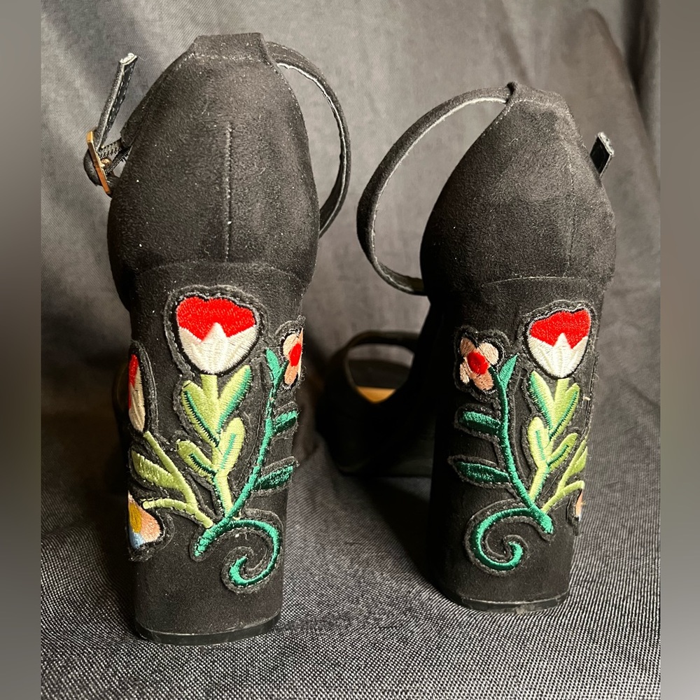 Bamboo Embroidered Platforms - Picture 3 of 4